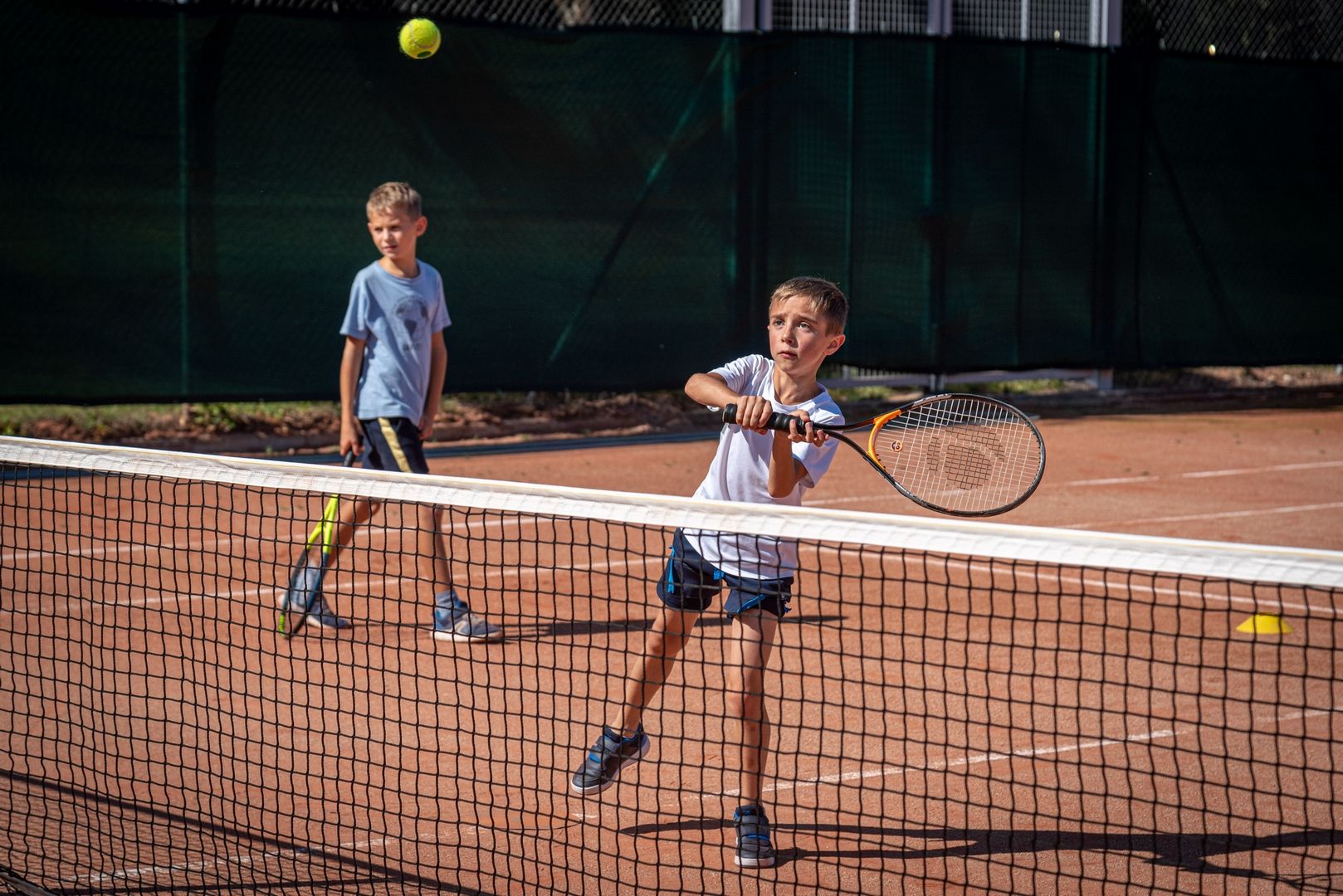 Enfant jouant au tennis
