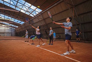 Jeunes s'entraînant au service
